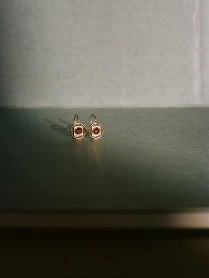 Jardin Earrings (garnet)